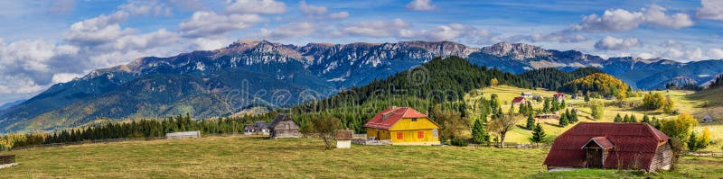 Montanhas de Bucegi vistas do vilage de Fundata, Brasov, Romênia