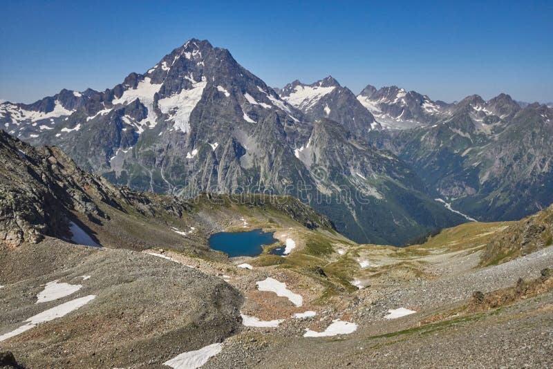 Montanhas de Cáucaso no verão, o derretimento do lago do lago Arkhyz Sófia do cume da geleira Montanhas altas bonitas de Rússia, imagens de stock Montanhas de Cáucaso no verão, o derretimento do lago do lago Arkhyz Sófia do cume da geleira Montanhas altas bonitas de Rússia, imagens de stock