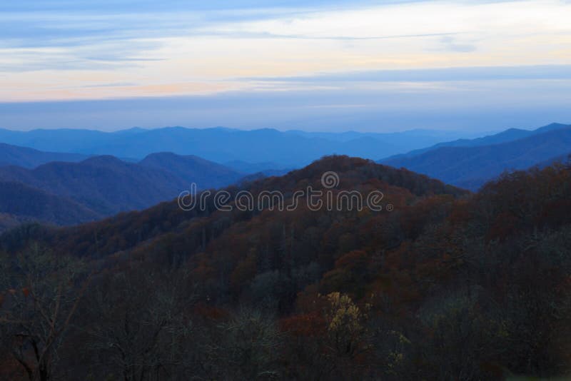 Montanhas de Smokey após o por do sol fotografia de stock royalty free Montanhas de Smokey após o por do sol fotografia de stock royalty free