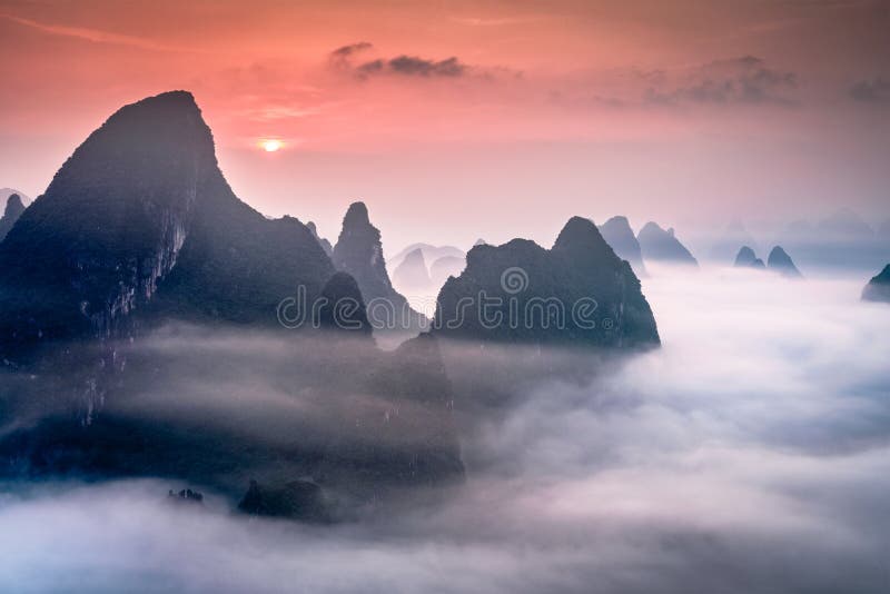 Montanhas do cársico em Guilin, China