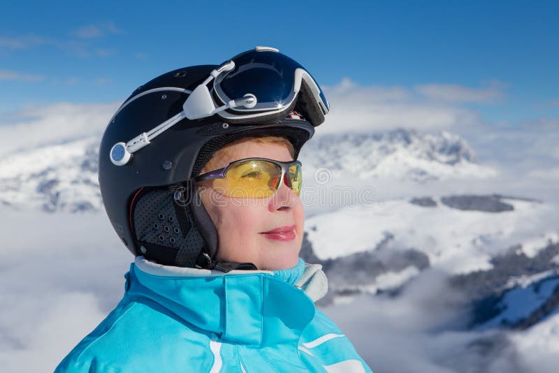 Montanhas do esquiador do retrato no fundo Estância de esqui Soll, Tirol imagem de stock Montanhas do esquiador do retrato no fundo Estância de esqui Soll, Tirol imagem de stock