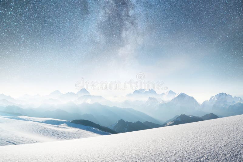 Montanhas e céu com estrelas E imagem de stock Montanhas e céu com estrelas E imagem de stock