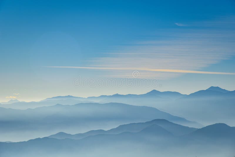 Montanhas e montes azuis bonitos no tempo do por do sol imagem de stock Montanhas e montes azuis bonitos no tempo do por do sol imagem de stock
