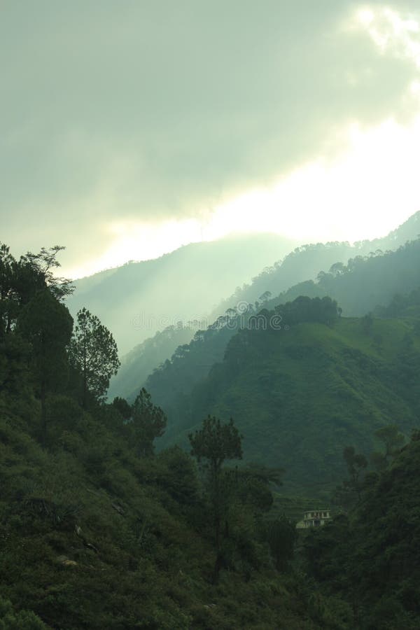 Montanhas na Índia de Himachal Pradesh