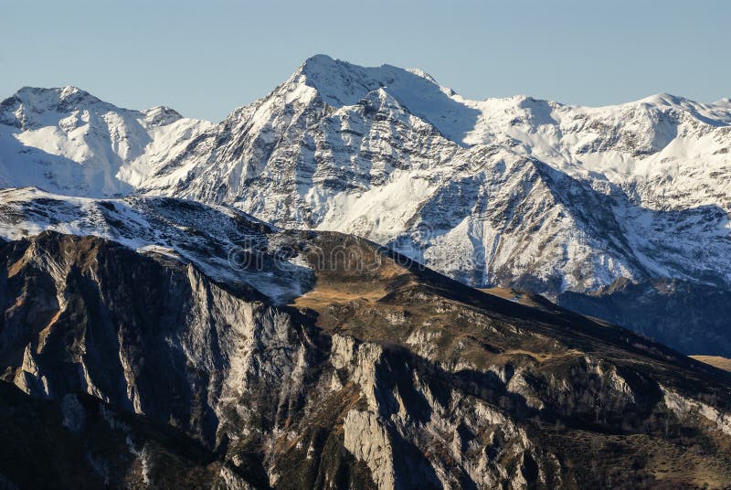 Montanhas nevado e rochas em Gourette nos Pyrenees, França foto de stock Montanhas nevado e rochas em Gourette nos Pyrenees, França foto de stock