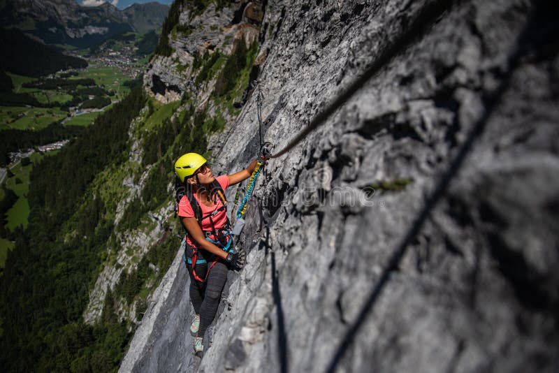 Montanhista bonito, fêmea na através do ferrata fotografia de stock Montanhista bonito, fêmea na através do ferrata fotografia de stock