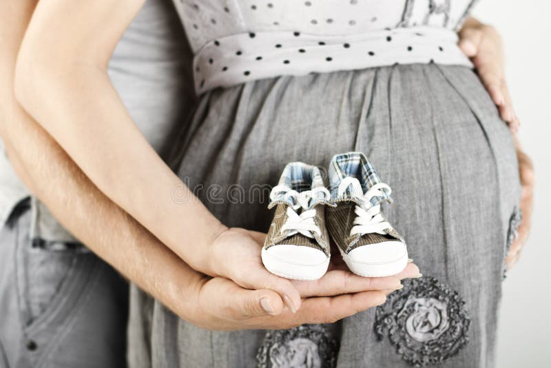 Montantes recém-nascidos do bebê nas mãos dos pais Fim acima imagem de stock Montantes recém-nascidos do bebê nas mãos dos pais Fim acima imagem de stock