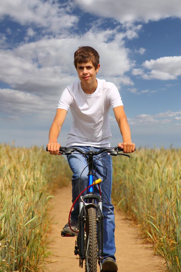 Montar a caballo adolescente una bicicleta fotografía de archivo libre de regalías Montar a caballo adolescente una bicicleta fotografía de archivo libre de regalías