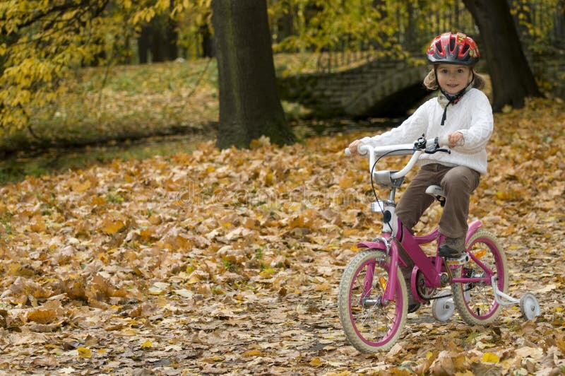 Montar a caballo de la bici del otoño foto de archivo libre de regalías Montar a caballo de la bici del otoño foto de archivo libre de regalías