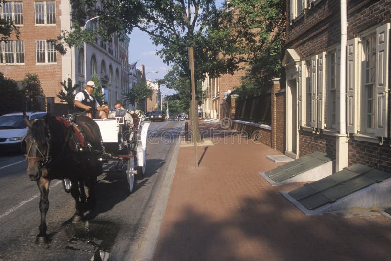 Montar a caballo del caballo y del carro en distrito histórico de Philadelphia vieja, PA, hogar de Ben Franklin y Declaración de fotos de archivo libres de regalías Montar a caballo del caballo y del carro en distrito histórico de Philadelphia vieja, PA, hogar de Ben Franklin y Declaración de fotos de archivo libres de regalías