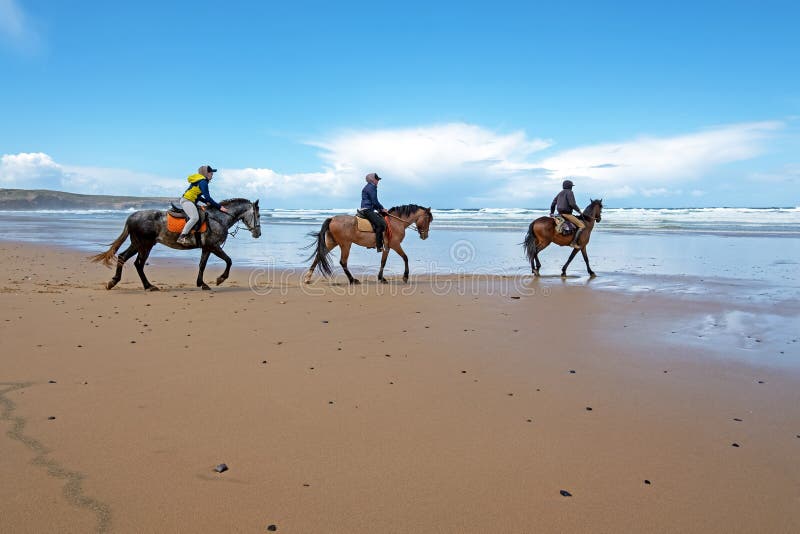 Montar a caballo en la playa de Carapateira en el Algarve Portugal fotos de archivo libres de regalías Montar a caballo en la playa de Carapateira en el Algarve Portugal fotos de archivo libres de regalías