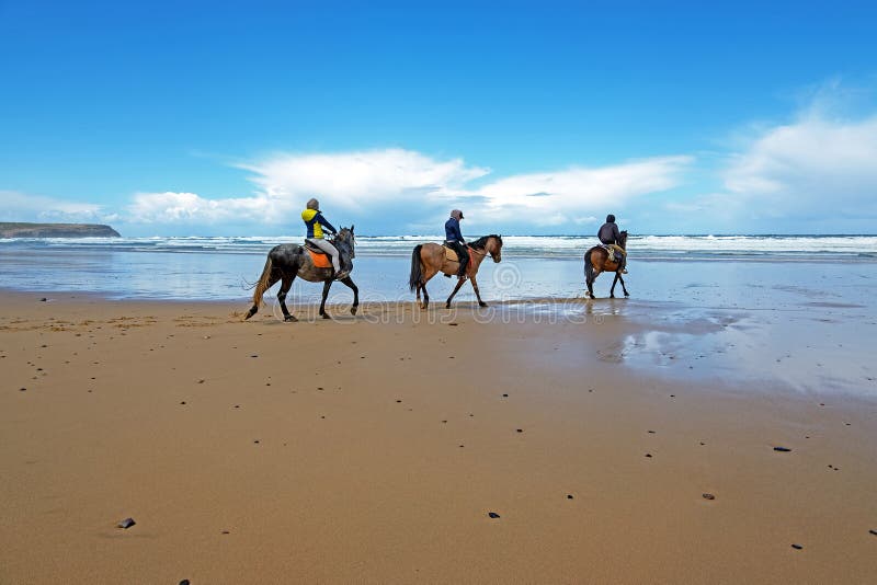 Montar a caballo en la playa de Carapateira en el Algarve Portugal imagen de archivo libre de regalías Montar a caballo en la playa de Carapateira en el Algarve Portugal imagen de archivo libre de regalías