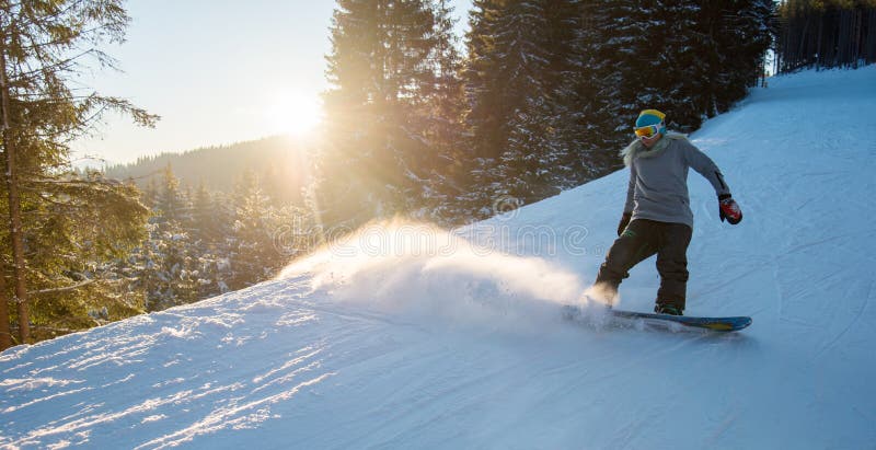 Montar a caballo profesional del snowboarder en las montañas imagen de archivo Montar a caballo profesional del snowboarder en las montañas imagen de archivo