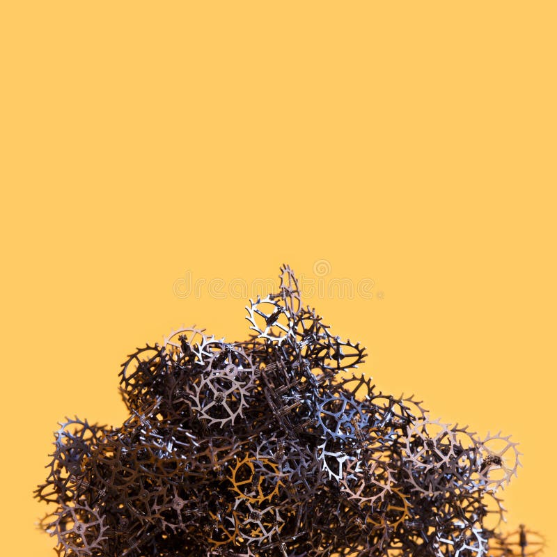 Montaña abstracta de los engranajes de los dientes en fondo amarillo Foto conceptual aún de la vida industrial mecánica Mil metál fotografía de archivo libre de regalías Montaña abstracta de los engranajes de los dientes en fondo amarillo Foto conceptual aún de la vida industrial mecánica Mil metál fotografía de archivo libre de regalías