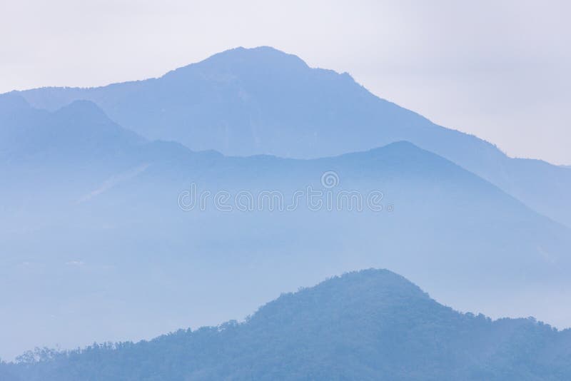 Montaña azul nebulosa del lago moon de Sun en Taiwán fotos de archivo Montaña azul nebulosa del lago moon de Sun en Taiwán fotos de archivo