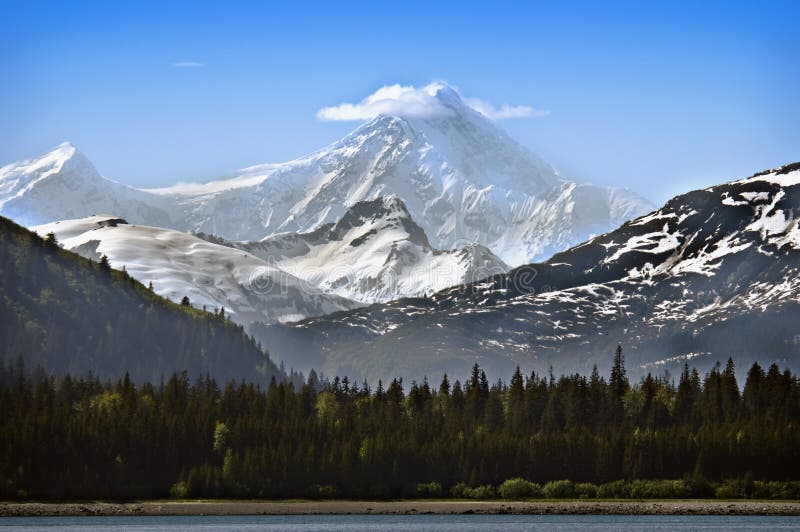 Montaña capsulada nieve de Alaska