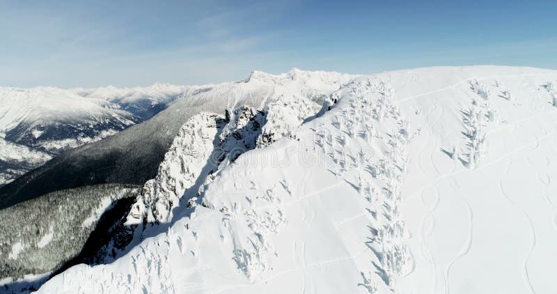 Montaña capsulada nieve durante el invierno 4k almacen de video Montaña capsulada nieve durante el invierno 4k almacen de video
