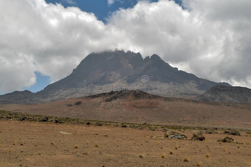 Montaña contra un cielo nublado, Monte Kilimanjaro imagen de archivo Montaña contra un cielo nublado, Monte Kilimanjaro imagen de archivo