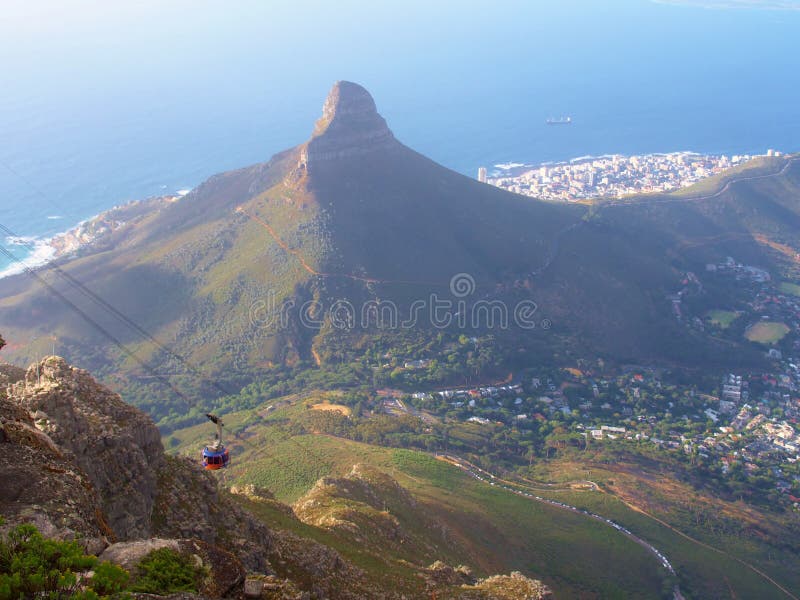 Montaña de la cabeza del ` s del león y vista aérea de Cape Town imagen de archivo libre de regalías Montaña de la cabeza del ` s del león y vista aérea de Cape Town imagen de archivo libre de regalías