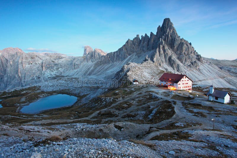 Montaña de las dolomías en Italia en la puesta del sol imágenes de archivo libres de regalías Montaña de las dolomías en Italia en la puesta del sol imágenes de archivo libres de regalías