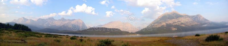 Montaña de los cielos azules panorámica imagen de archivo libre de regalías Montaña de los cielos azules panorámica imagen de archivo libre de regalías