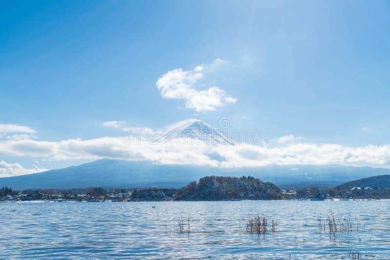 Montaña Fuji San en el lago Kawaguchiko imagen de archivo libre de regalías Montaña Fuji San en el lago Kawaguchiko imagen de archivo libre de regalías