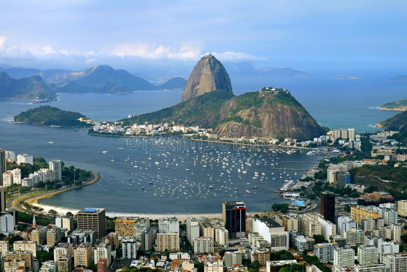 Montaña o Pao de Acucar, la señal famosa de Sugarloaf de Rio de Janeiro según lo visto de la colina de Corcovado, el Brasil foto de archivo Montaña o Pao de Acucar, la señal famosa de Sugarloaf de Rio de Janeiro según lo visto de la colina de Corcovado, el Brasil foto de archivo