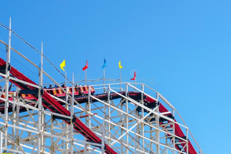 Montaña rusa gigante icónica del cazo en Belmont Park, San Diego, los E.E.U.U. fotografía de archivo libre de regalías Montaña rusa gigante icónica del cazo en Belmont Park, San Diego, los E.E.U.U. fotografía de archivo libre de regalías