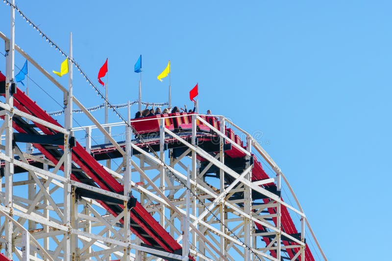 Montaña rusa gigante icónica del cazo en Belmont Park, San Diego, los E.E.U.U. imágenes de archivo libres de regalías Montaña rusa gigante icónica del cazo en Belmont Park, San Diego, los E.E.U.U. imágenes de archivo libres de regalías