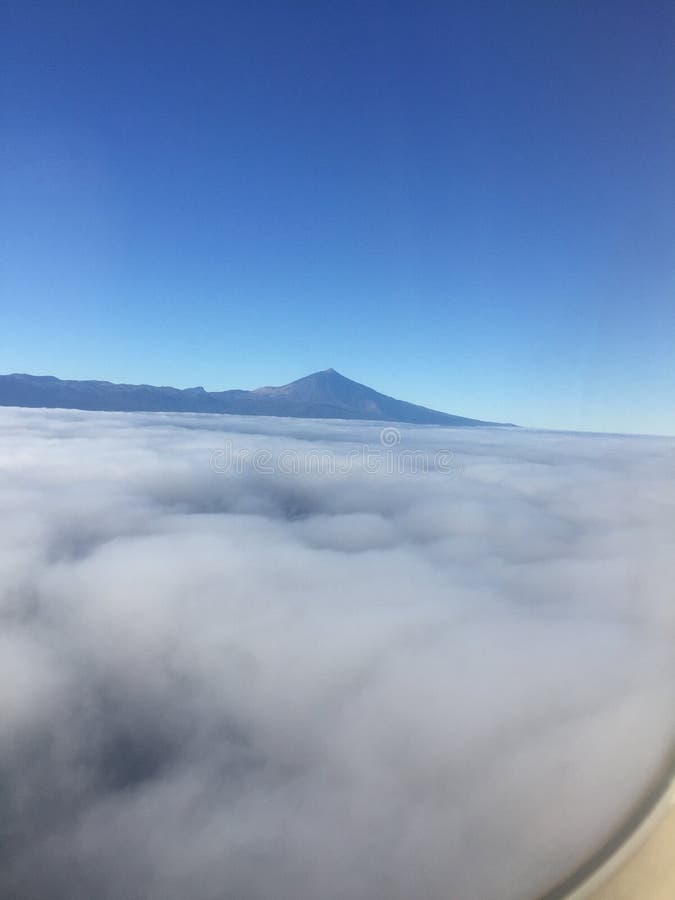 Montaña sobre las nubes, soooo hermoso imagen de archivo Montaña sobre las nubes, soooo hermoso imagen de archivo