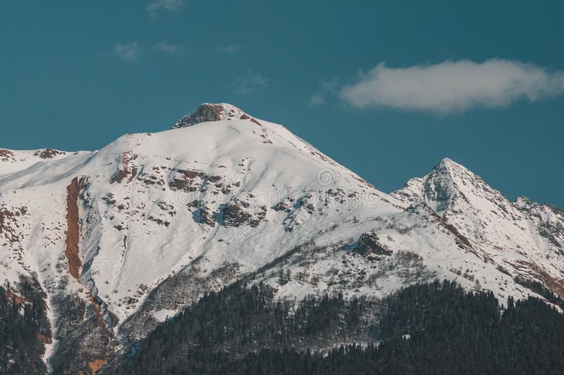 Montañas de invierno de Krasnaya Polyana imagenes de archivo