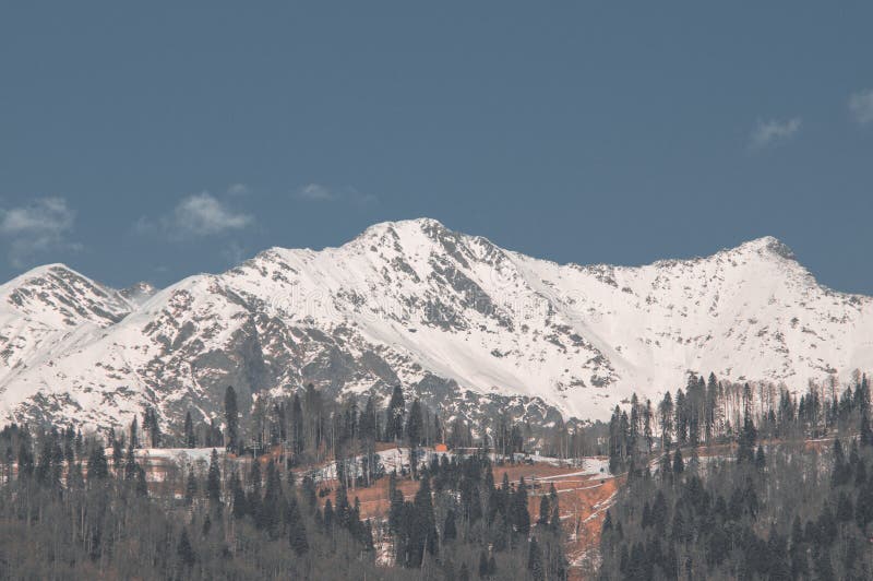Montañas de invierno de Krasnaya Polyana imágenes de archivo libres de regalías