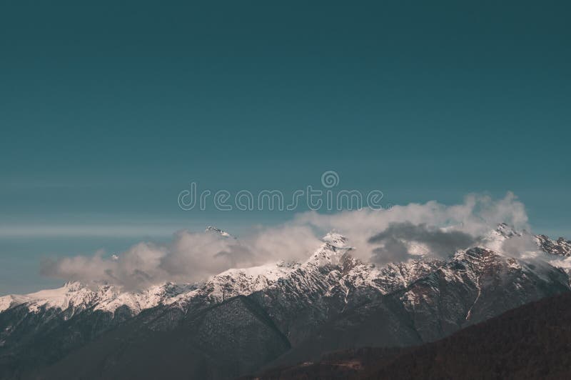 Montañas de invierno de Krasnaya Polyana imagenes de archivo