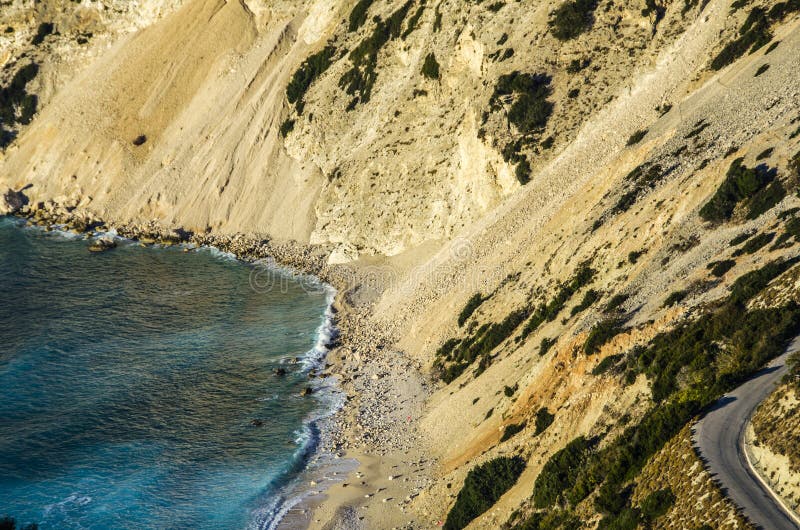 Montañas de Kefalonia que caen en picado sobre sus playas imagen de archivo libre de regalías Montañas de Kefalonia que caen en picado sobre sus playas imagen de archivo libre de regalías