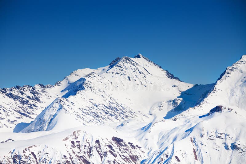 Montañas del Cáucaso máximas hermosas de la visión en invierno