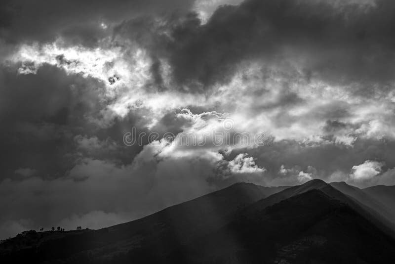 Montañas en blanco y negro, Ecuador de los Andes fotografía de archivo Montañas en blanco y negro, Ecuador de los Andes fotografía de archivo