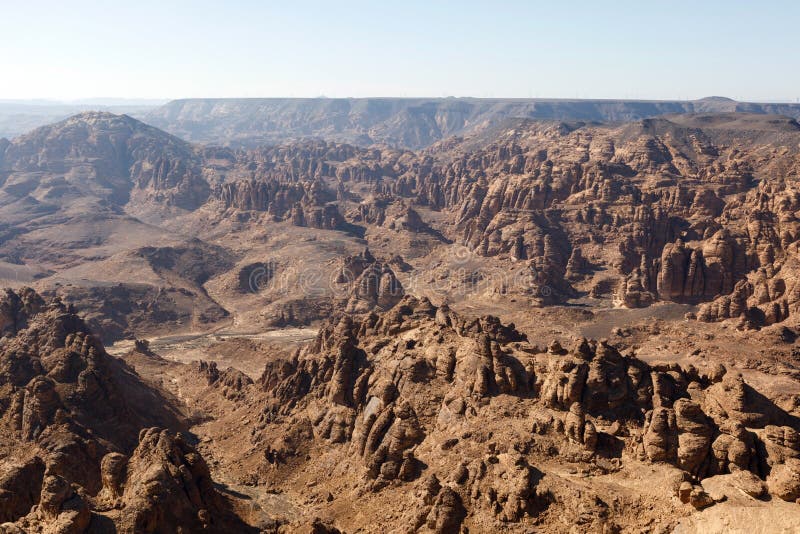 Montañas erosionadas en el desierto pedregoso de la arabia saudita al ula