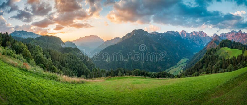 Montañas eslovenas en la salida del sol, panorama