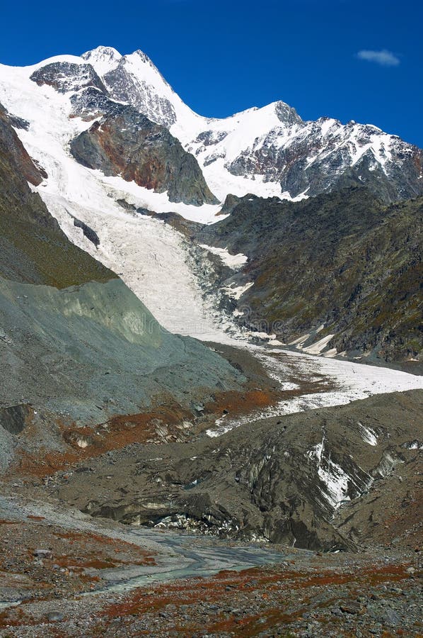 Hermosas montañas fotos de archivo