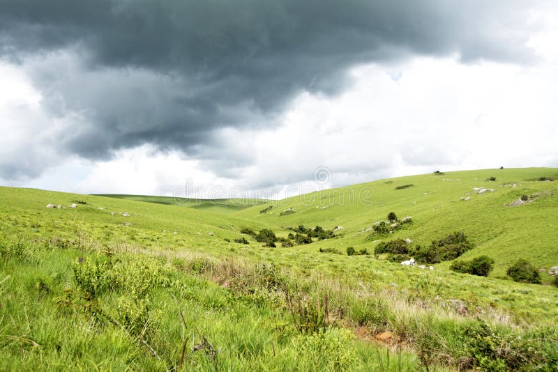 Hermosas Montañas bajo Nubes Tormentosas fotografía de archivo libre de regalías