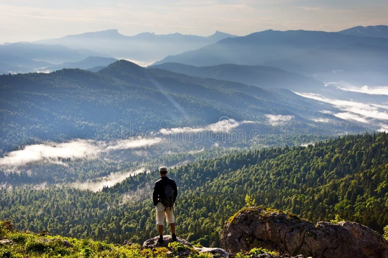 Hermoso paisaje montañoso y persona imagenes de archivo