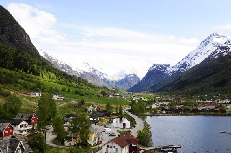 Montañas hermosas y paisaje del valle @Norway
