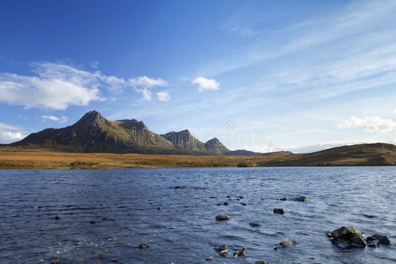 Montañas, lago y montañas escoceses de Ben Loyal fotografía de archivo