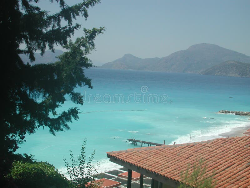 Montañas a lo largo de una costa costa hermosa foto de archivo libre de regalías Montañas a lo largo de una costa costa hermosa foto de archivo libre de regalías