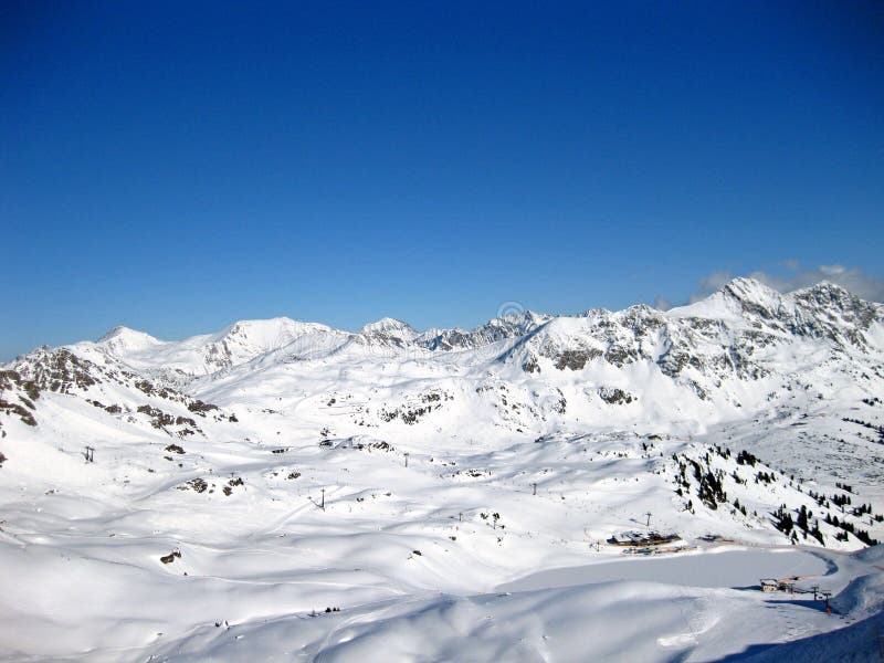Montañas Nevado en las montañas suizas en un día de invierno soleado hermoso foto de archivo libre de regalías Montañas Nevado en las montañas suizas en un día de invierno soleado hermoso foto de archivo libre de regalías