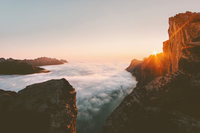 Montañas rocosas del paisaje de la puesta del sol sobre las nubes imagenes de archivo Montañas rocosas del paisaje de la puesta del sol sobre las nubes imagenes de archivo
