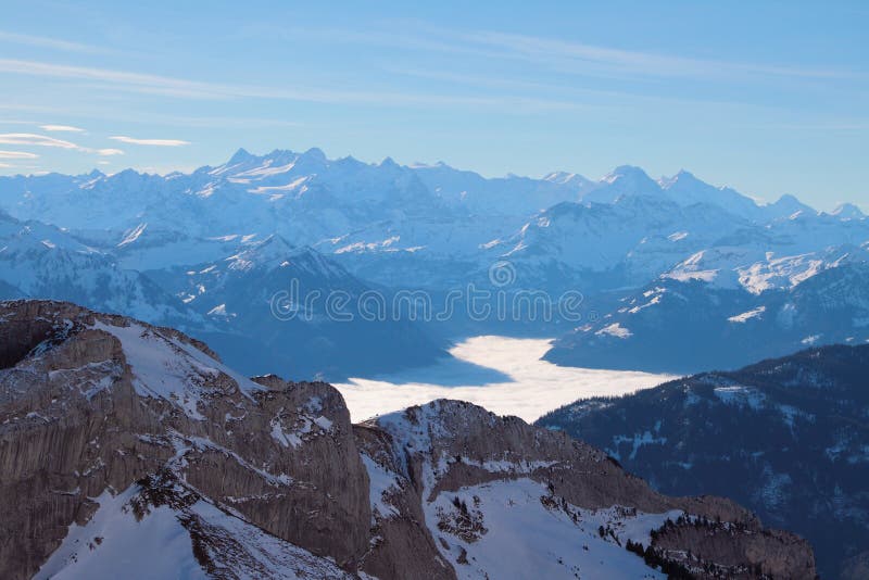 Montañas y revestimiento sobre el lago en las montañas Pilatus, Alfalfa, Suiza imagenes de archivo Montañas y revestimiento sobre el lago en las montañas Pilatus, Alfalfa, Suiza imagenes de archivo