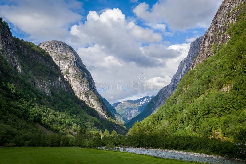 Montañas y río escénicos del fiordo de Noruega en barranco fotografía de archivo libre de regalías Montañas y río escénicos del fiordo de Noruega en barranco fotografía de archivo libre de regalías