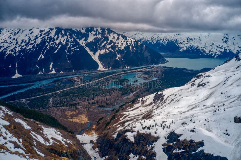Montañas y ríos de nieve en Alaska. imagenes de archivo