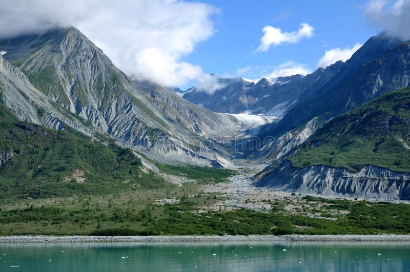 Montañas y valle glacial, bahía de glaciar Alaska